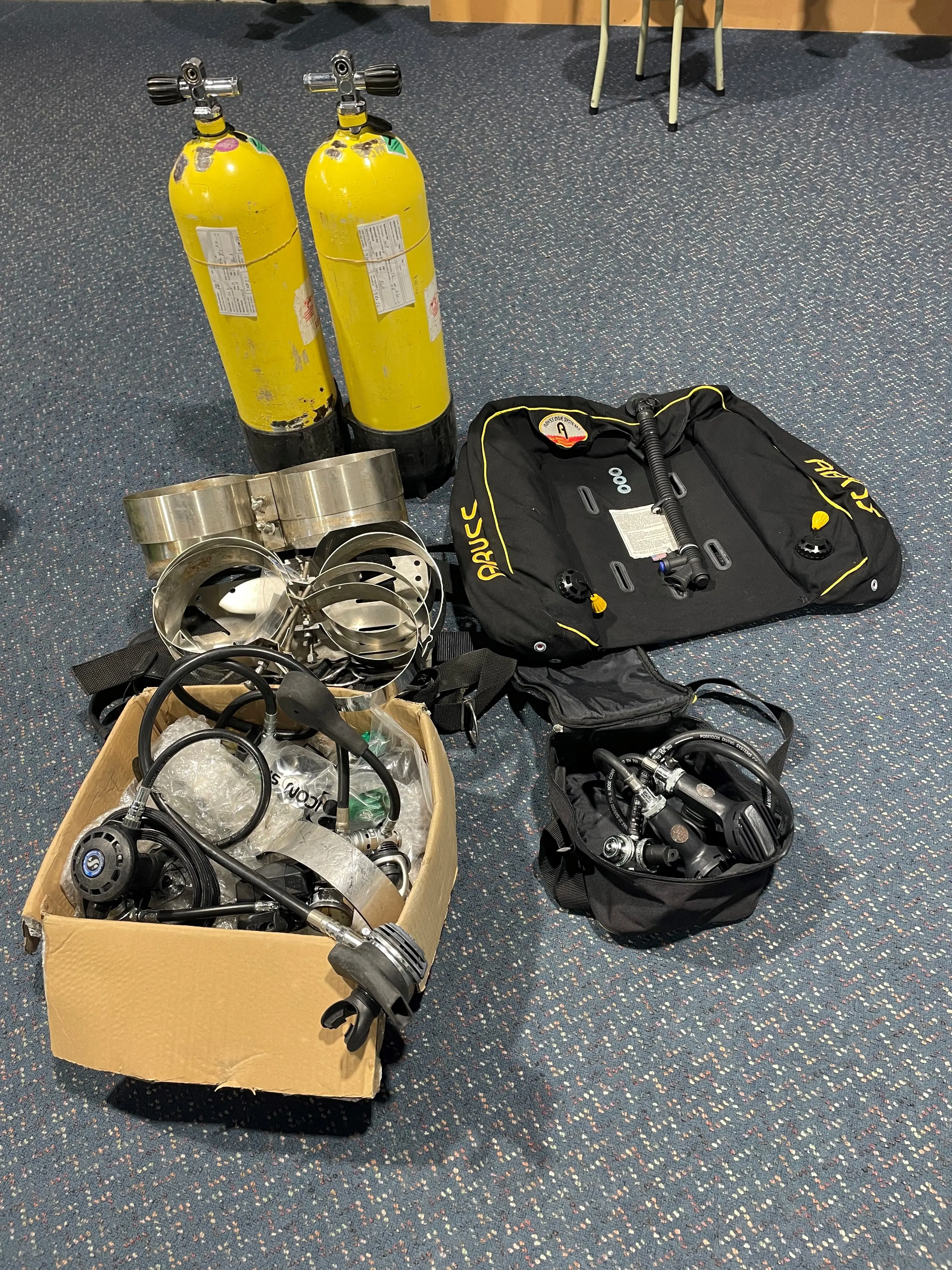 Twin tank diving equipment
